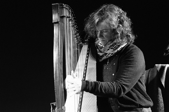 0015 Harps Together