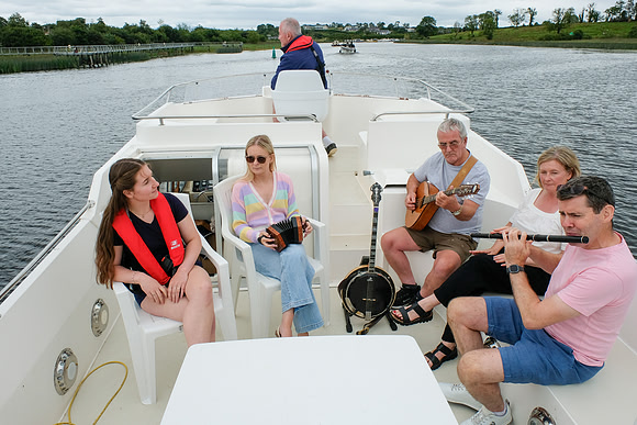 0044 Le Boat Carolan Collective Reel Craic sessions 14th August