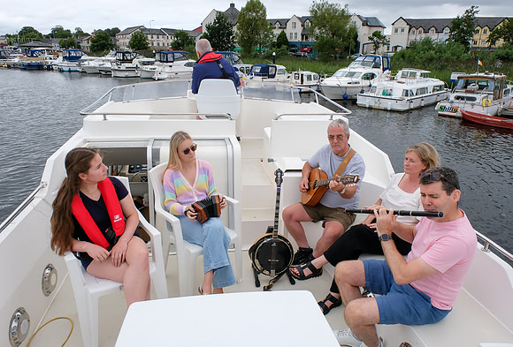 0053 Le Boat Carolan Collective Reel Craic sessions 14th August