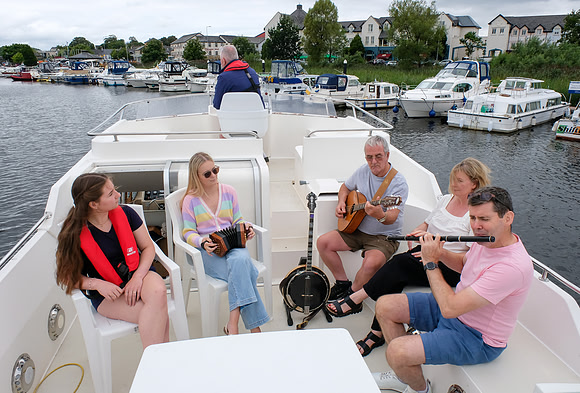 0054 Le Boat Carolan Collective Reel Craic sessions 14th August