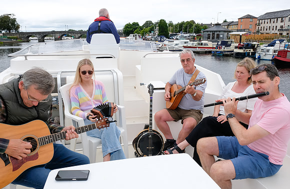 0057 Le Boat Carolan Collective Reel Craic sessions 14th August
