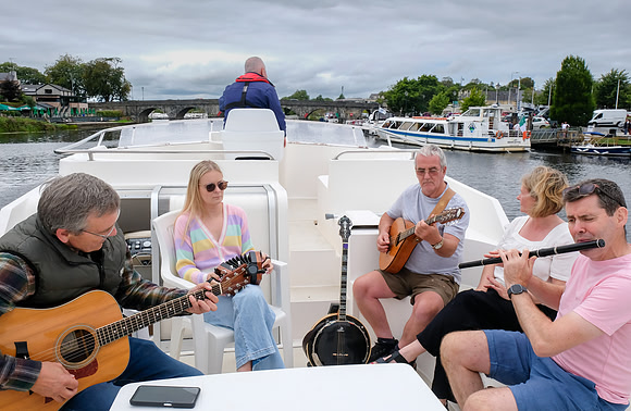 0059 Le Boat Carolan Collective Reel Craic sessions 14th August