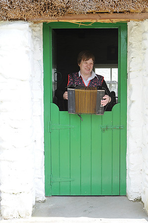 037 Irish Cottage Life
